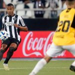 Surpreso com meia do Botafogo, Lage brinca sobre levá-lo para a Europa