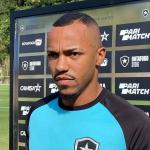 Jogador do Botafogo condena episódios de racismo: 'Acontece diariamente'