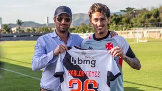 Marlon Gomes recebe a camisa 26 de Josh Wander, da 777 Partners