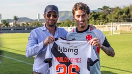 Marlon Gomes recebe a camisa 26 de Josh Wander, da 777 Partners