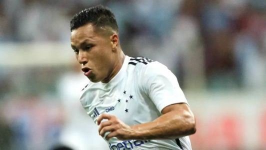 Marlon, lateral do Cruzeiro, que esteve em campo na Arena Castelão contra o Fortaleza