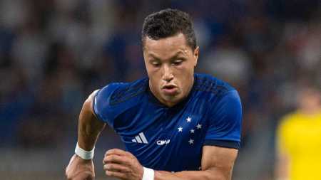 Marlon, lateral-esquerdo do Cruzeiro, em derrota para o Flamengo