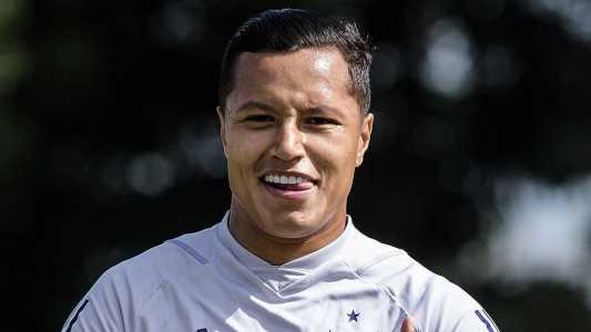 Marlon, lateral-esquerdo do Cruzeiro, durante treinamento na Toca da Raposa II