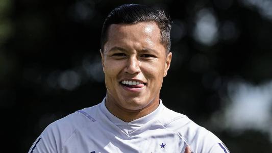 Marlon, lateral-esquerdo do Cruzeiro, durante treinamento na Toca da Raposa II