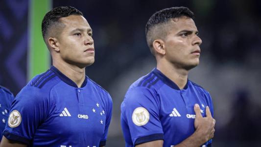 Marlon, lateral-esquerdo do Cruzeiro, e Bruno Rodrigues, atacante