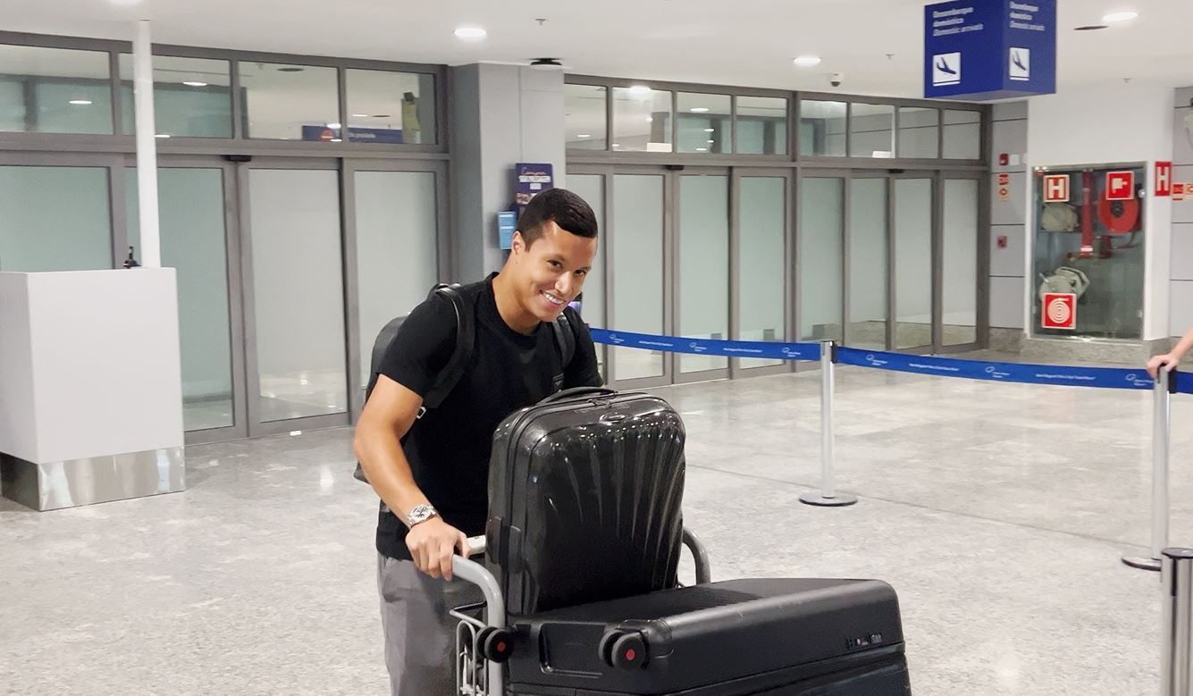 Marlon, do Cruzeiro, desembarca em Porto Alegre para assinar com o Grêmio