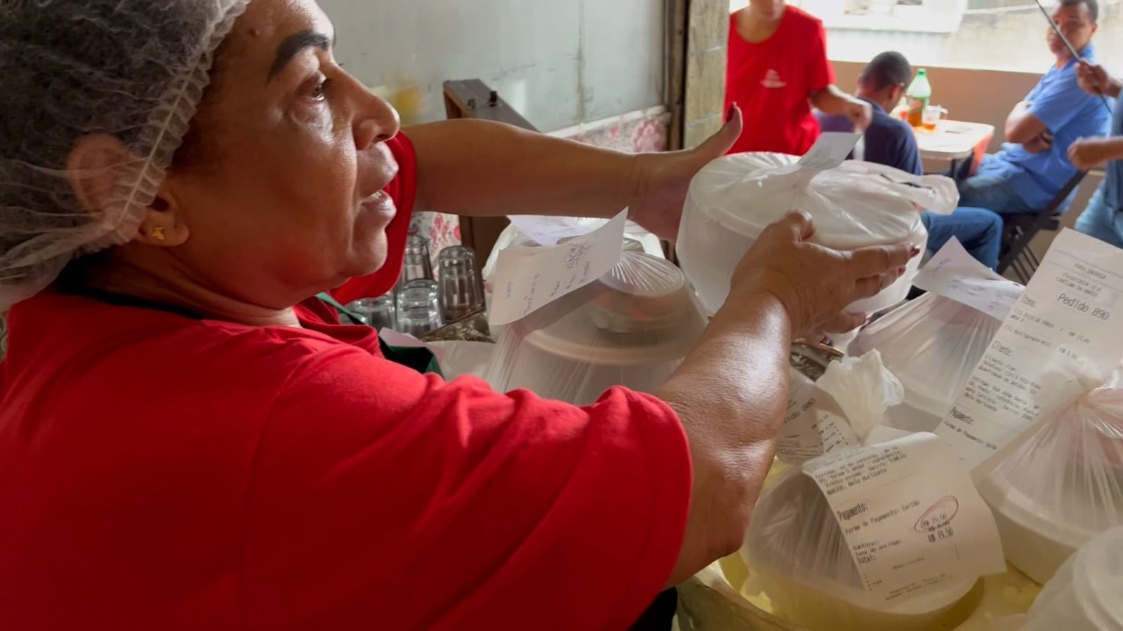 Ex-diarista abre cantina na entrada do Aglomerado da Serra e vende mais de 2,5 mil marmitas por mês