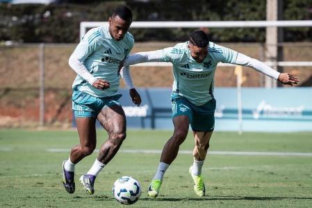 Marquinhos (esq), atacante do Cruzeiro, agora pertence ao clube celeste em definitivo