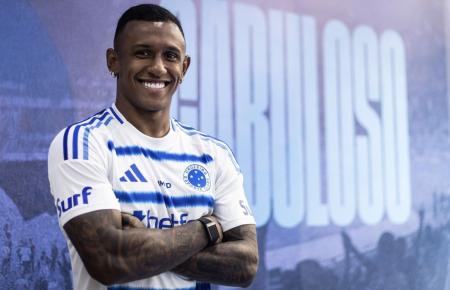 Marquinhos em foto de anúncio após o Cruzeiro o contratar em definitivo junto ao Arsenal-ING