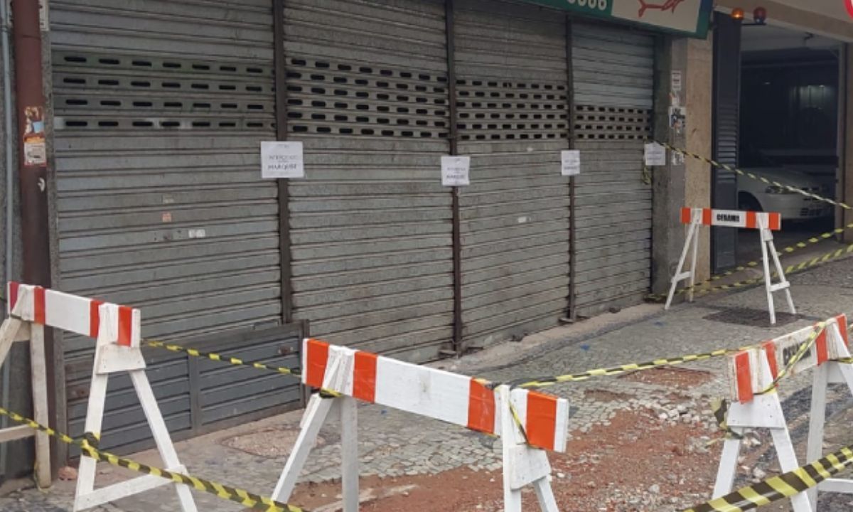 Marquise e obra irregular são interditadas no Centro de Juiz de Fora
