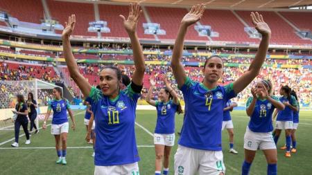Marta e Rafaelle em amistoso entre Brasil e Chile.