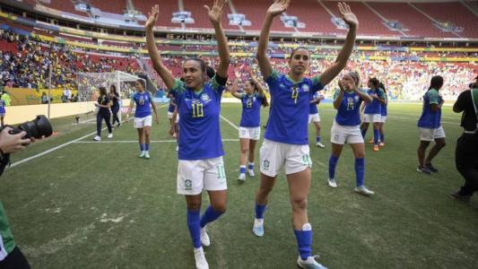 Marta e Rafaelle se despedem da torcida após o último amistoso da Seleção, vitória de 4 a 0 sobre o Chile, no domingo (2)