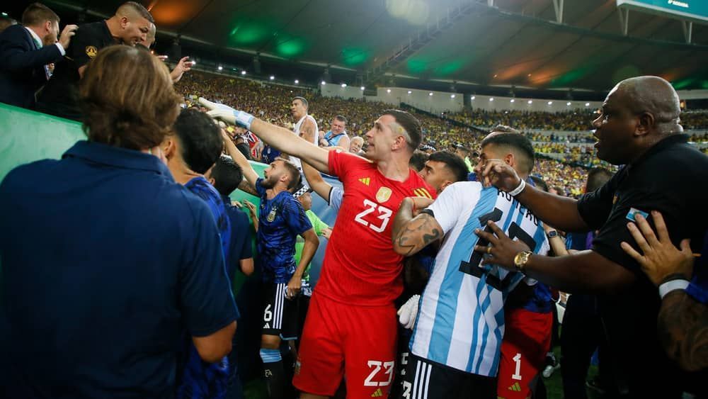 Dibu Martínez, goleiro da Argentina, tentou impedir PM de bater em torcedor