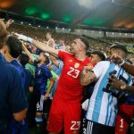 Dibu Martínez, goleiro da Argentina, tentou impedir PM de bater em torcedor