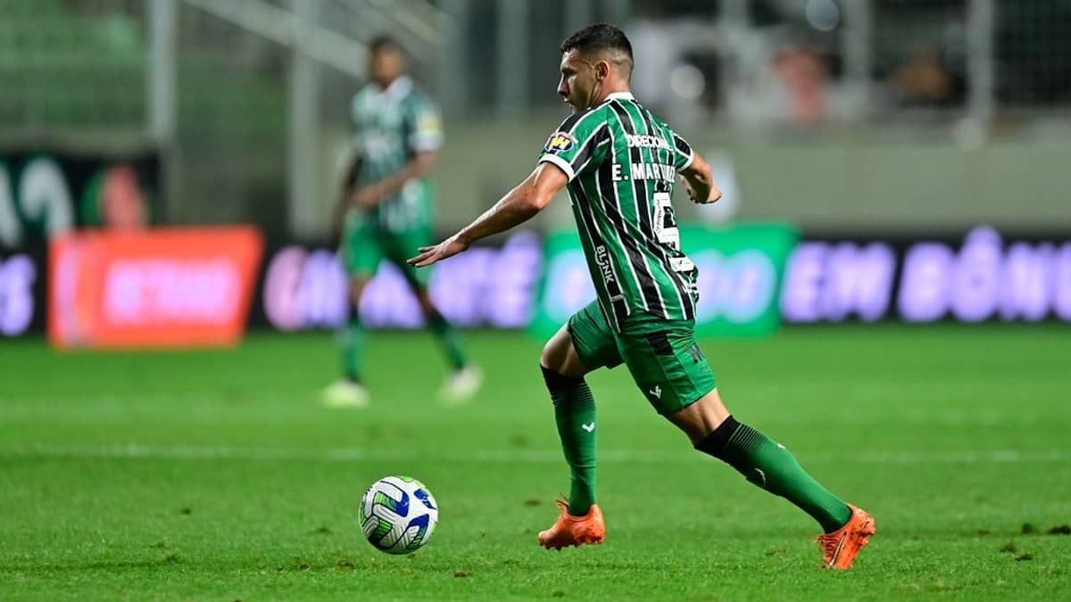 Martínez, do América, 'distribuiu' canetas em vitória sobre o Santos; veja