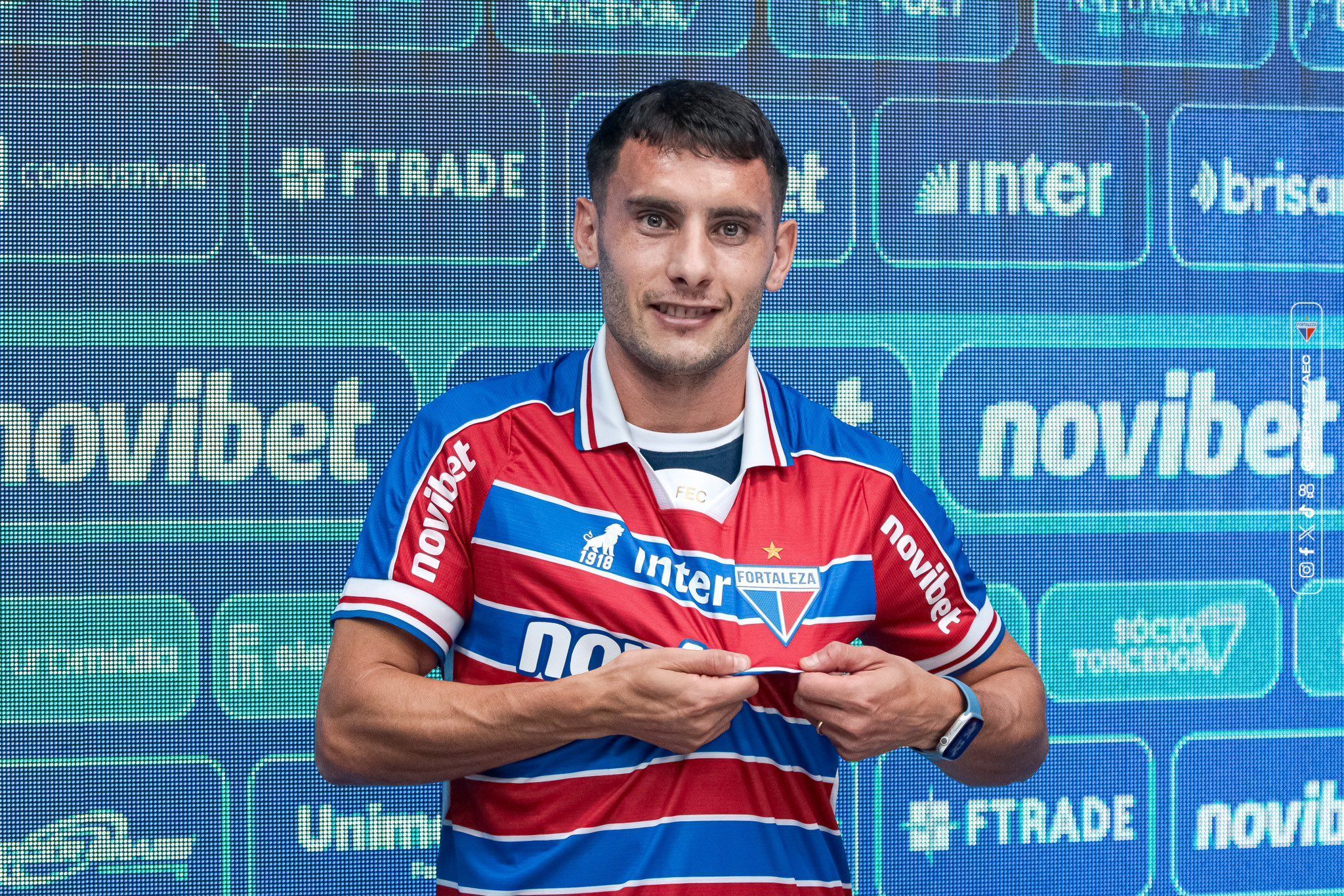 Ligação com a esposa e Wellington Paulista: por que Martinez escolheu o Fortaleza