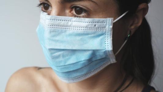 Máscaras faciais podem ganhar destino mais sustentável