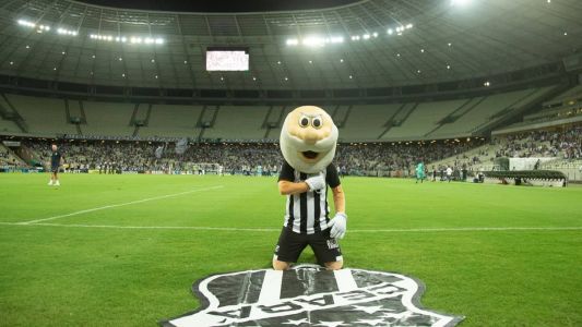Mascote do Ceará, o Vovô, antes de jogo n Arena Castelão