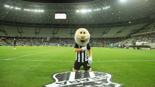 Mascote do Ceará, o Vovô, antes de jogo n Arena Castelão