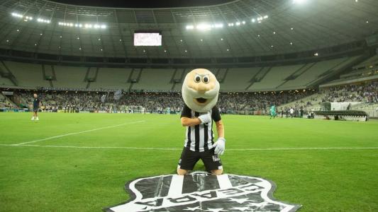 Mascote do Ceará, o Vovô, antes de jogo n Arena Castelão