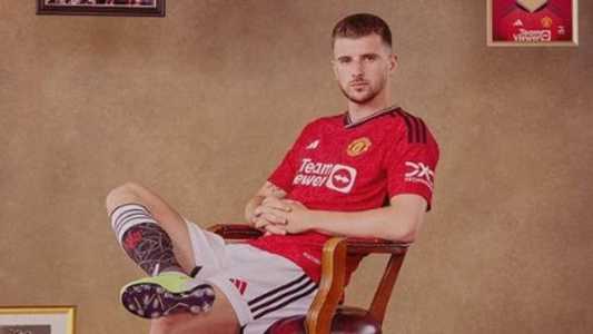 Mason Mount em anúncio oficial no United