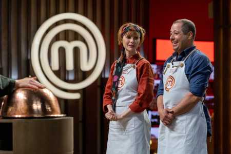 Julianne Trevisol e Hugo Alves entregam suas receitas no MasterChef Celebridades