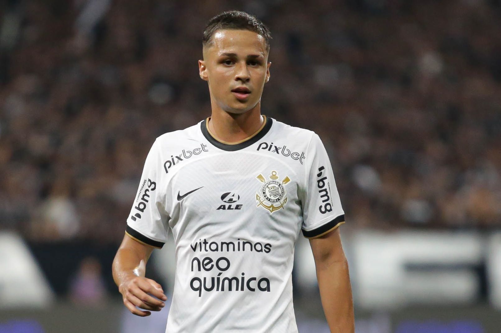 Titular com Mano, Matheus Araújo perde espaço com nova comissão do Corinthians