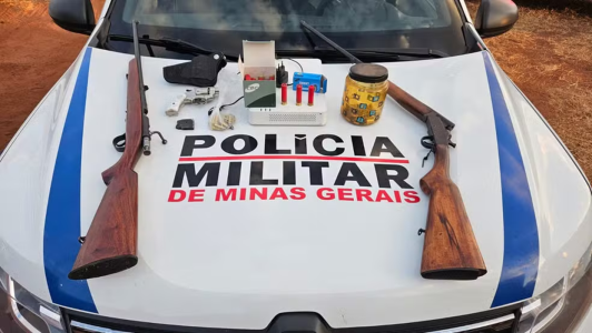 Foto mostra armas apreendidas pela Polícia Militar