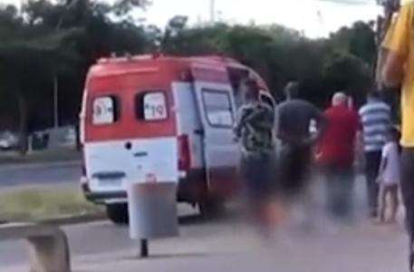 Foto mostra ambulância em rua de Ceilândia, no Distrito Federal