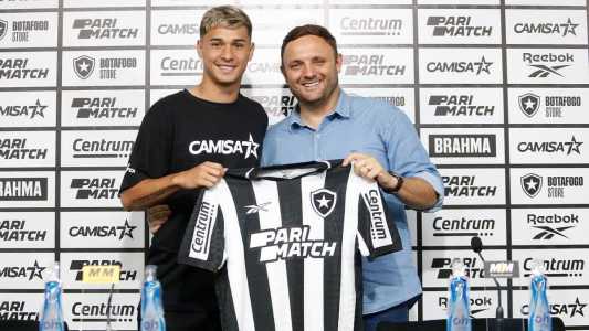 Mateo Ponte, novo reforço do Botafogo, ao lado de André Mazzuco, diretor de futebol