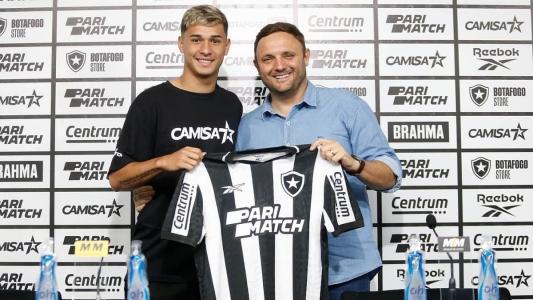 Mateo Ponte, novo reforço do Botafogo, ao lado de André Mazzuco, diretor de futebol