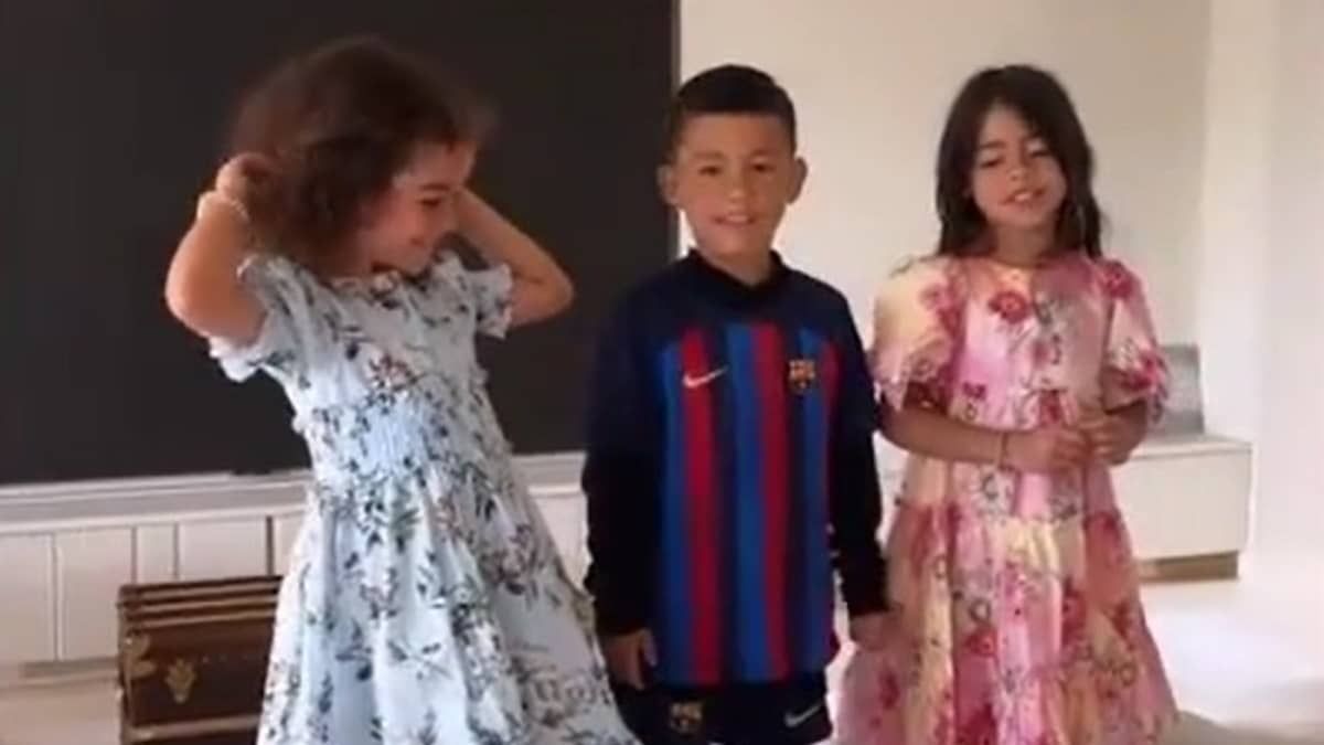 Filho de Cristiano Ronaldo, ídolo do Real, viraliza ao vestir camisa do Barcelona; veja