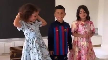 Mateo Ronaldo com a camisa do Barcelona, grande rival do Real Madrid