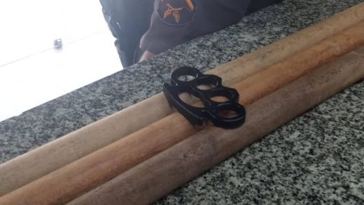 Materiais apreendido pelo PM do Rio em briga de torcidas