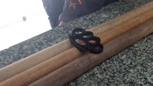 Materiais apreendido pelo PM do Rio em briga de torcidas