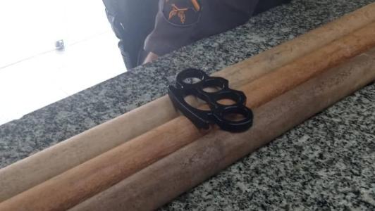Materiais apreendido pelo PM do Rio em briga de torcidas