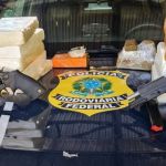 Mãe é presa transportando armas e 11 kg de drogas junto com filha de 3 anos