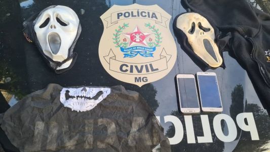 Material apreendido pela Polícia Civil que era usada na prática de fake news e incitação da violência