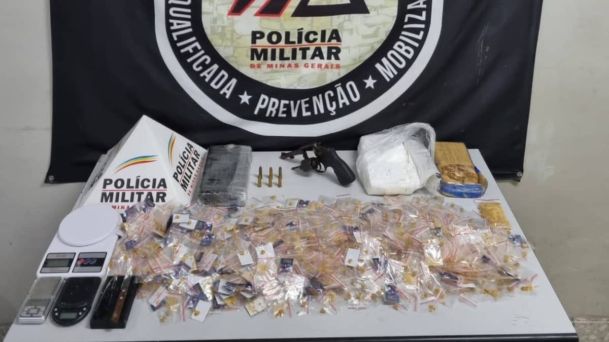 Polícia apreende mais de 1.600 pedras de crack, barras de cocaína e arma em Sabará 