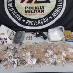 Polícia apreende mais de 1.600 pedras de crack, barras de cocaína e arma em Sabará