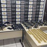 Dupla é presa com dezenas de pistolas escondidas em tanque de carro na MG-290, em Ouro Fino 