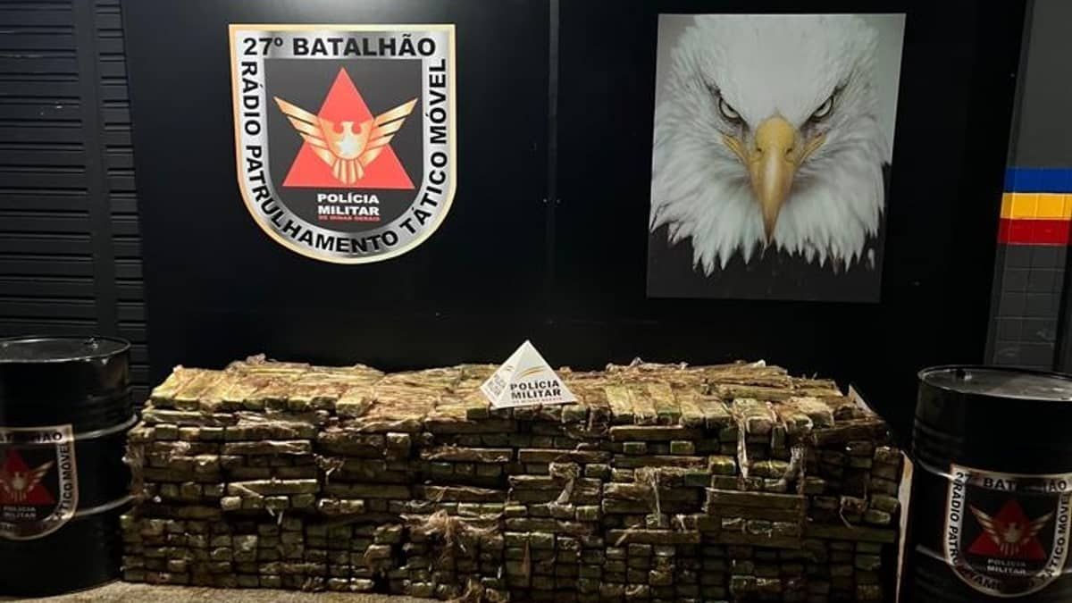 Vídeo: caminhão com uma tonelada de maconha tomba ao fugir de blitz da PM  