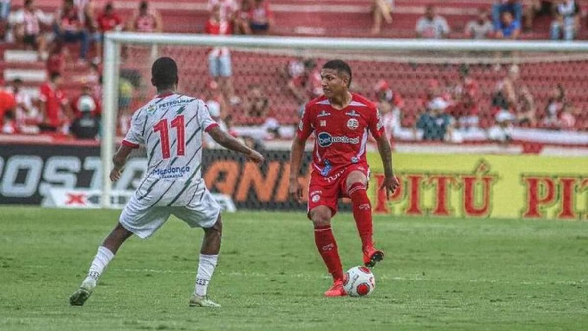 Vasco acerta a contratação de Mateus Cocão, do Náutico