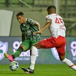 Jogador do América deixa jogo contra Bragantino às lagrimas; saiba motivo