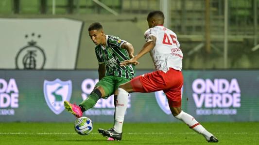 Mateus Henrique durante partida entre América e Bragantino, pela 24ª rodada do Campeonato Brasileiro da Série A