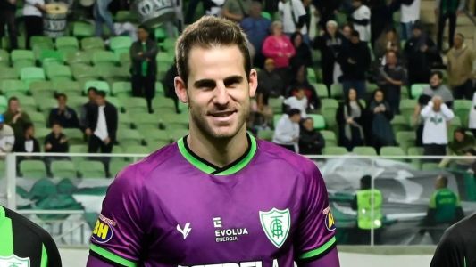 Mateus Pasinato, goleiro do América e destaque na vitória sobre o Corinthians, com dez defesas