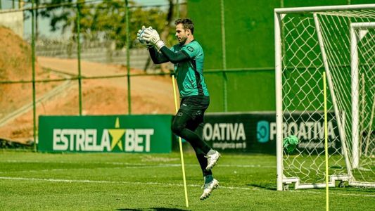 Mateus Pasinato, goleiro do América, durante treinamento
