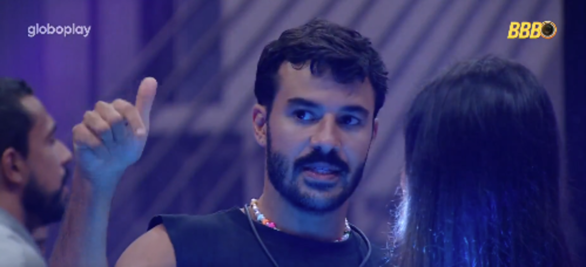 BBB 25: Vitória xinga Mateus após atitude com outra participante em festa