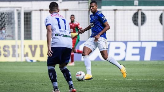 Mateus Silva foi titular no primeiro jogo do Cruzeiro em 2022, contra a URT