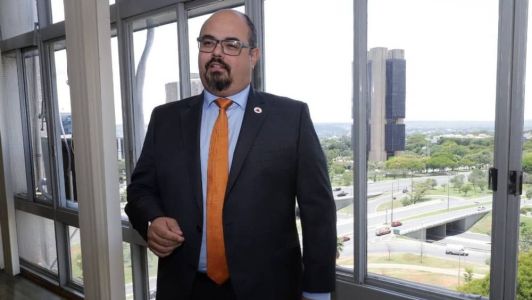 Mateus Simões ocupa cargo de governador com viagem de Zema à Ásia